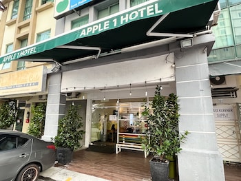 apple 1 hotel queensbay