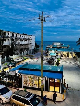 hotel sea queen suite and golf cart rental