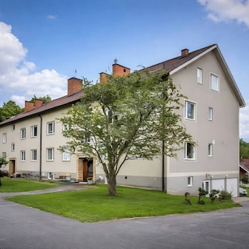 Charming 2-Bedroom Apartment In Rejmyre With Garden View,,2 star