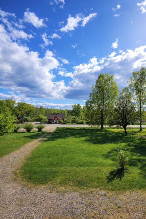 charming 2 bedroom apartment in rejmyre with garden view