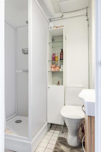 charming 2 bedroom apartment in rejmyre with garden view