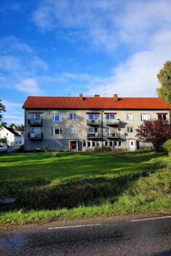 charming 2 bedroom apartment in rejmyre with garden view