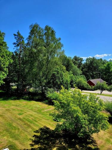 charming 2 bedroom apartment in rejmyre with garden view