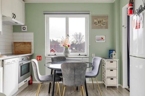 charming 2 bedroom apartment in rejmyre with garden view