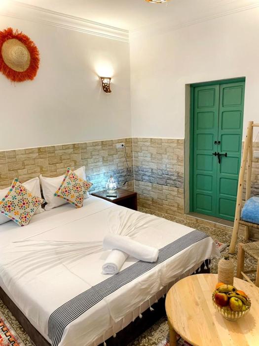 riad la joie
