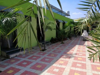 palm farmhouse resort and swimming pool