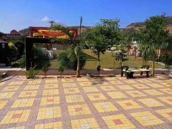 palm farmhouse resort and swimming pool