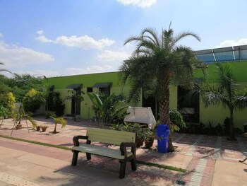 palm farmhouse resort and swimming pool
