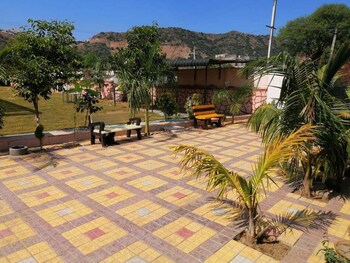 palm farmhouse resort and swimming pool