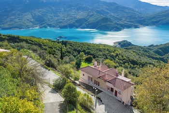 lake kremasta hotel