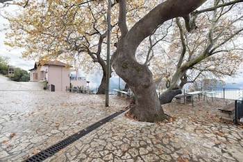 lake kremasta hotel