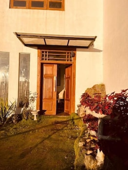 the budget white house nuwaraelliya