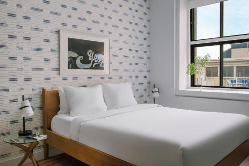 the alexander hotel old montreal