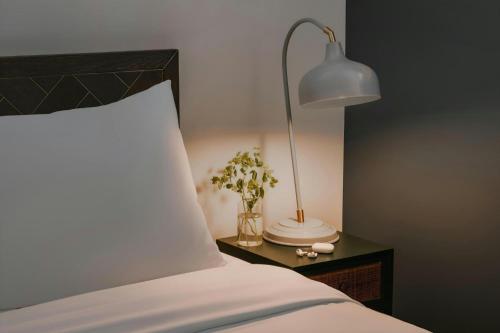 the alexander hotel old montreal