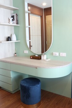 j the park condotel