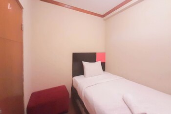Compact 3Br At Gateway Ahmad Yani Cicadas Apartment,,2 star