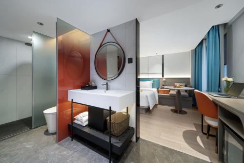 pin hotel guangzhou beijing road pedestrian street gongyuanqian metro station branch free deliver service to guangzhou baiyun international airport and free deliver service to canton fair complex during canton fair period