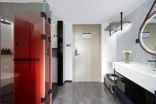 pin hotel guangzhou beijing road pedestrian street gongyuanqian metro station branch free deliver service to guangzhou baiyun international airport and free deliver service to canton fair complex during canton fair period