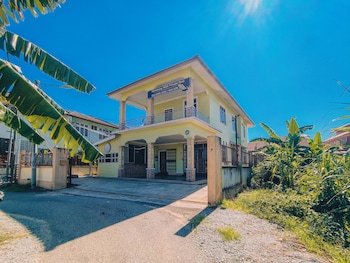 Kota Bharu Family Bungalow Homestay,,3 star