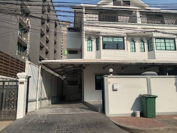 Yellow Place Sukhumvit Soi 2,,2 star
