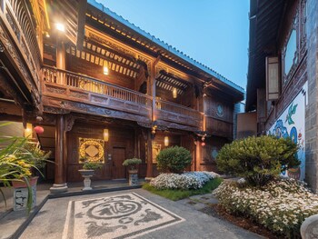 yiyun tingju viewing ancient courtyard