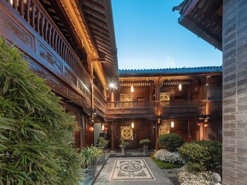 yiyun tingju viewing ancient courtyard
