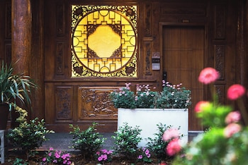 yiyun tingju viewing ancient courtyard
