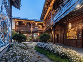 yiyun tingju viewing ancient courtyard
