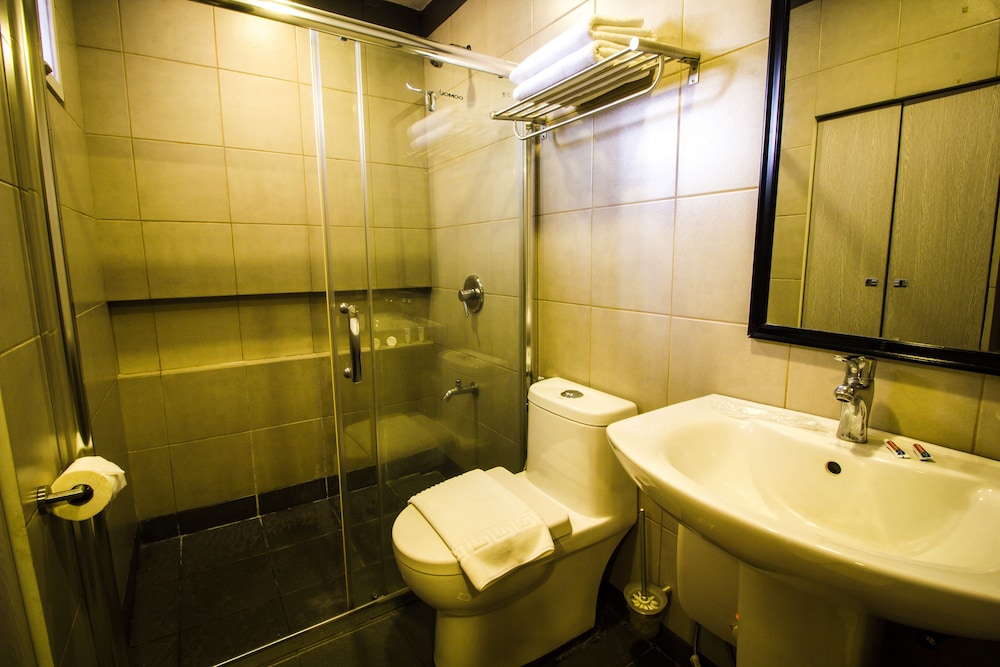 jade hotel and suites