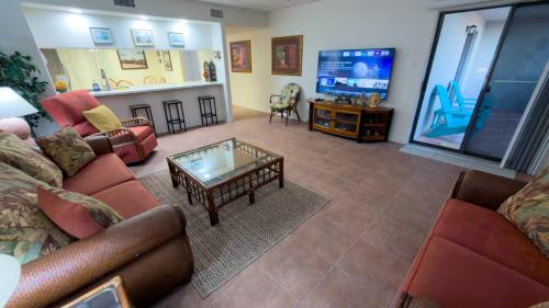 renovated 1st floor beach 250ft pool 2 bedroom apts