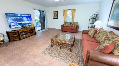renovated 1st floor beach 250ft pool 2 bedroom apts
