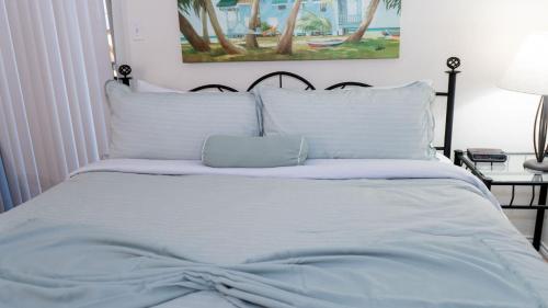 renovated 1st floor beach 250ft pool 2 bedroom apts