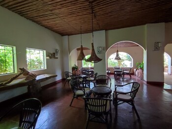 tsavo inn mtito andei