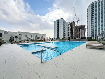 superhost 1br near dubai hills mall