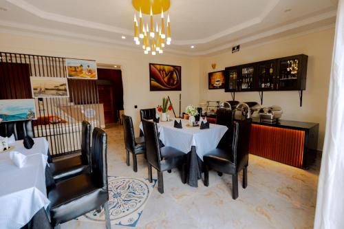 one click cozy suites