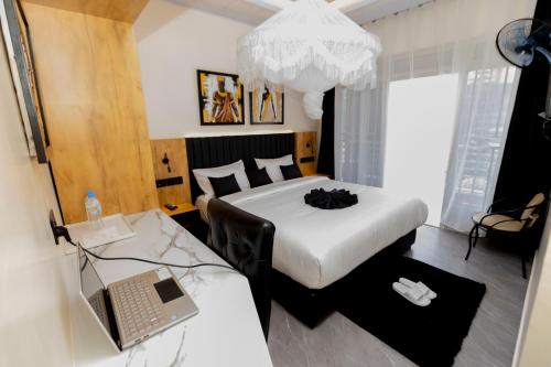 one click cozy suites