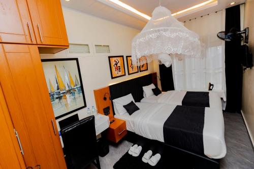 one click cozy suites