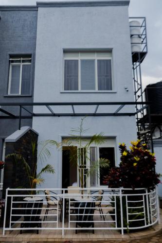 one click cozy suites
