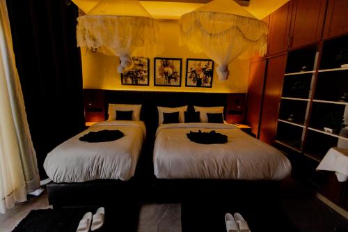 one click cozy suites