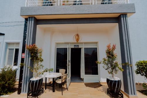 one click cozy suites