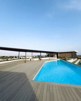 peravi suites at loxwood