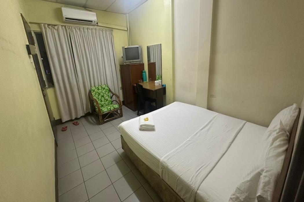 oyo 91284 white house hotel kluang