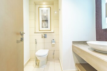 superhost 1br damac towers paramount