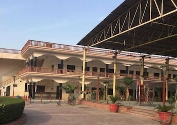 Mukund Vinod Garden,,2 star