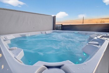 4br twilight lane with pool and hot tub