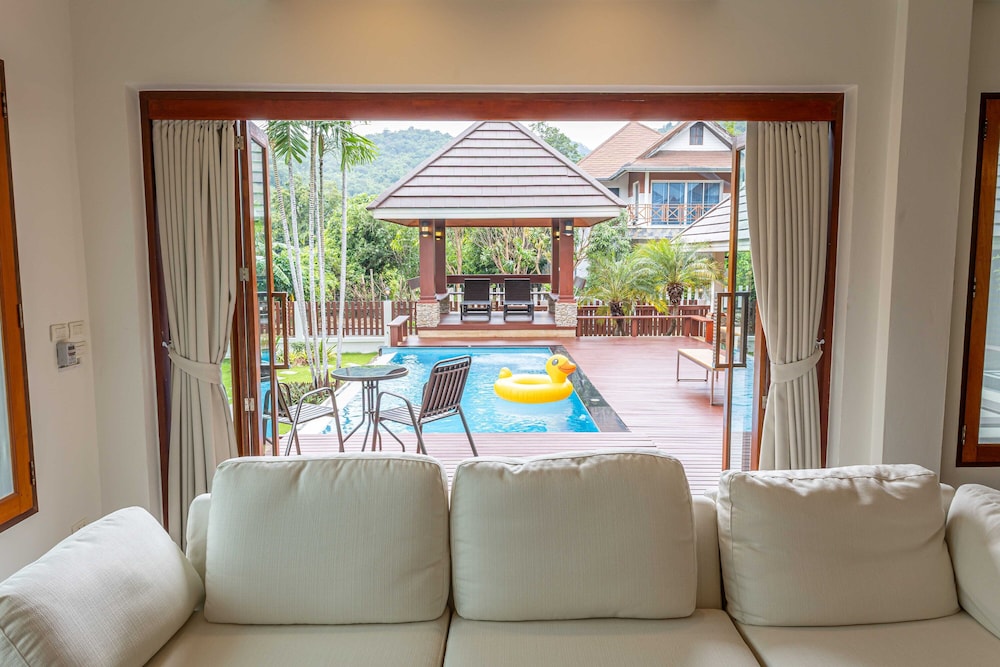 premium villa baan kinlom chomlay