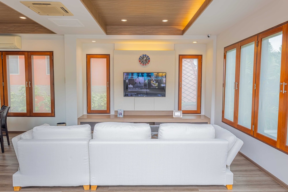 premium villa baan kinlom chomlay