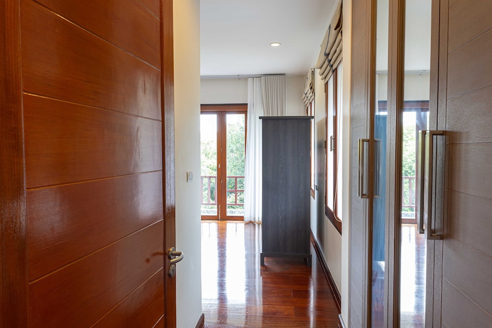 premium villa baan kinlom chomlay