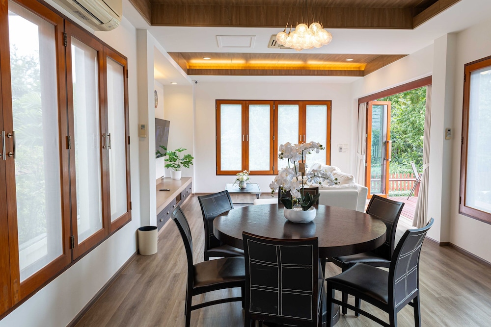 premium villa baan kinlom chomlay