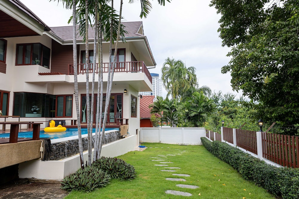 premium villa baan kinlom chomlay